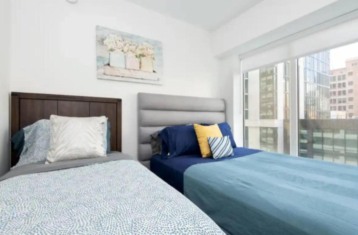 Snazzy 3 Bedroom High Rise With Pool, Hot Tub And Rooftop Deck Apartment *