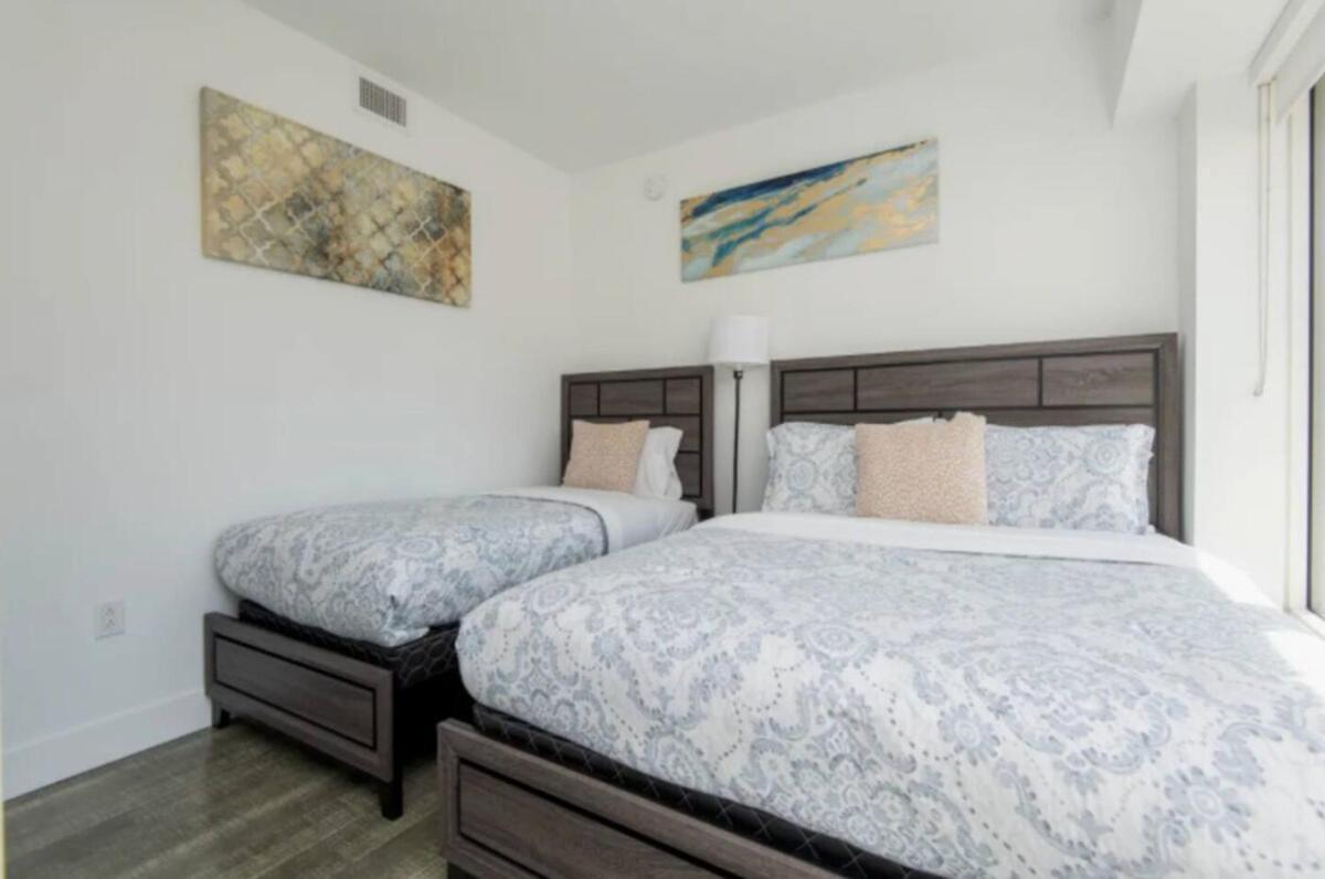 Snazzy 3 Bedroom High Rise With Pool, Hot Tub And Rooftop Deck *