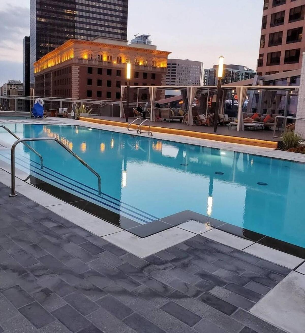 Apartment Snazzy 3 Bedroom High Rise With Pool, Hot Tub And Rooftop Deck *