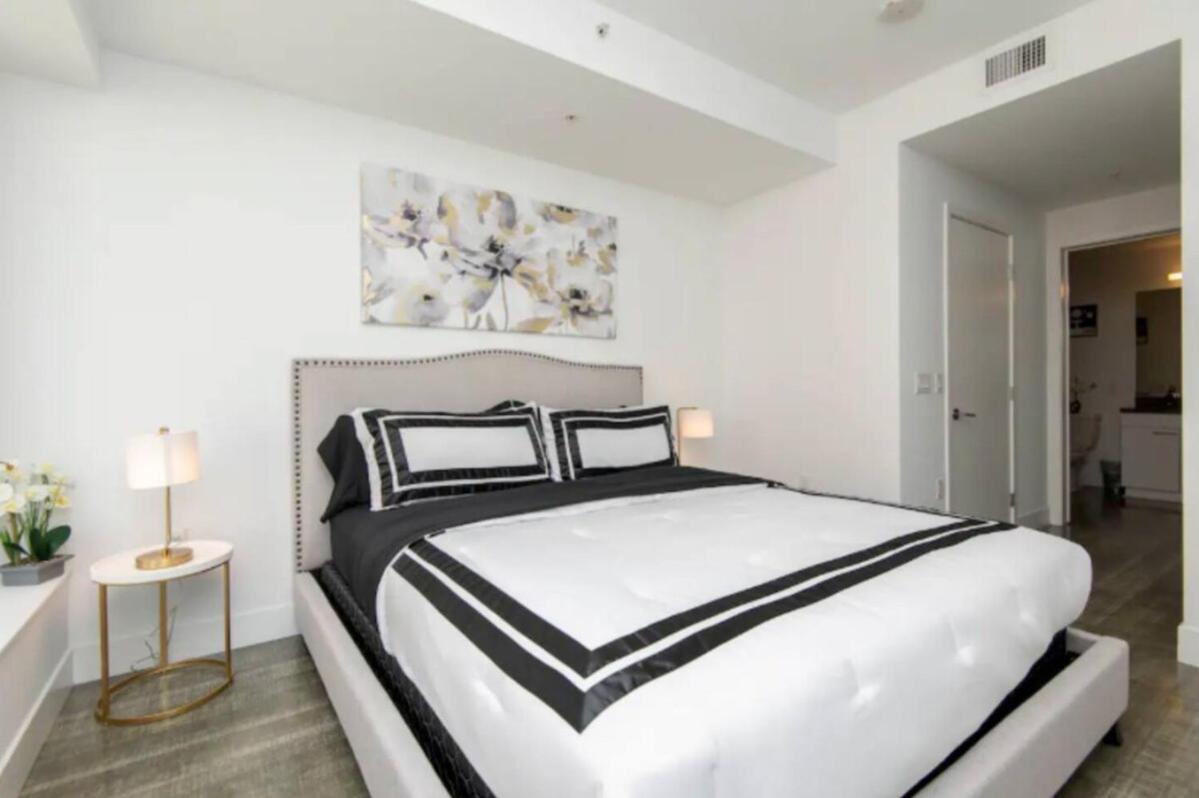 Snazzy 3 Bedroom High Rise With Pool, Hot Tub And Rooftop Deck *