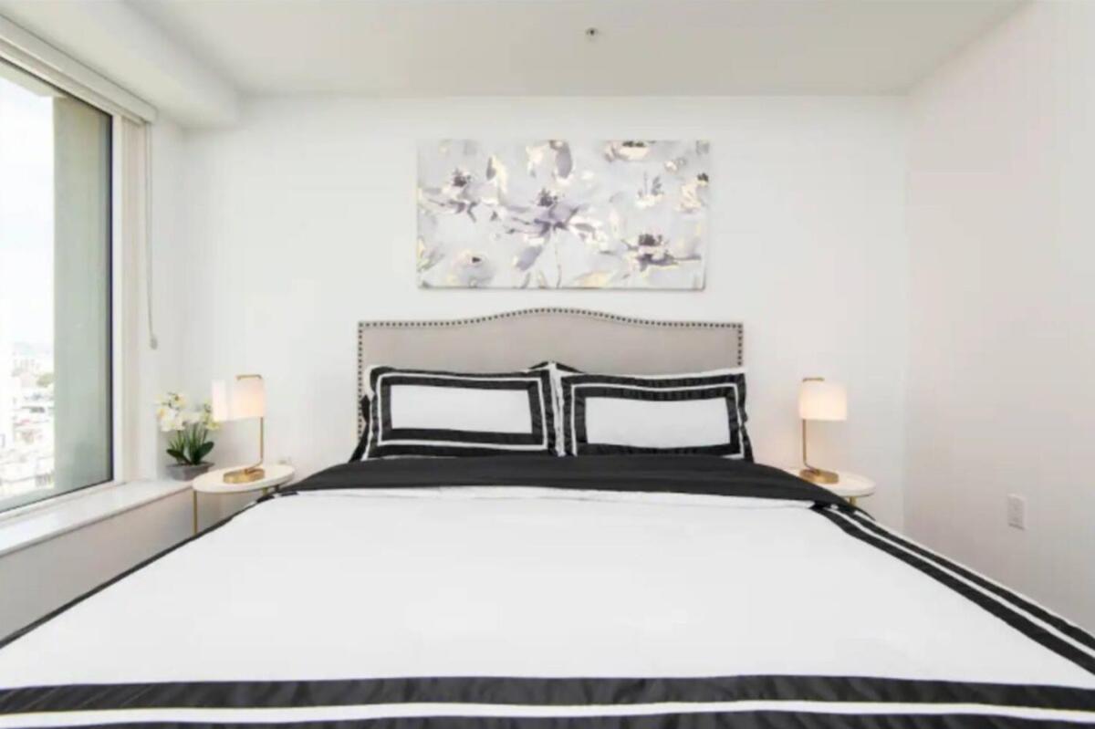 Snazzy 3 Bedroom High Rise With Pool, Hot Tub And Rooftop Deck Apartment *