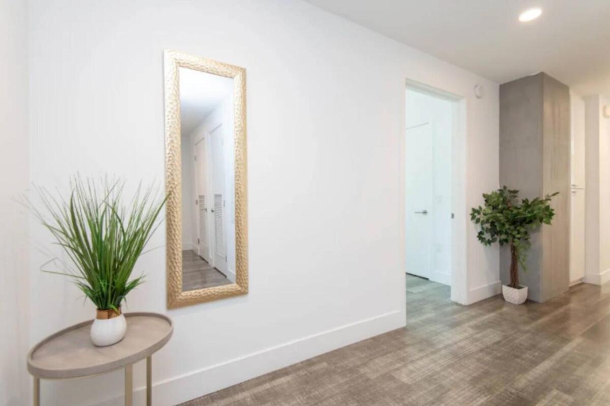 Snazzy 3 Bedroom High Rise With Pool, Hot Tub And Rooftop Deck * Los Angeles