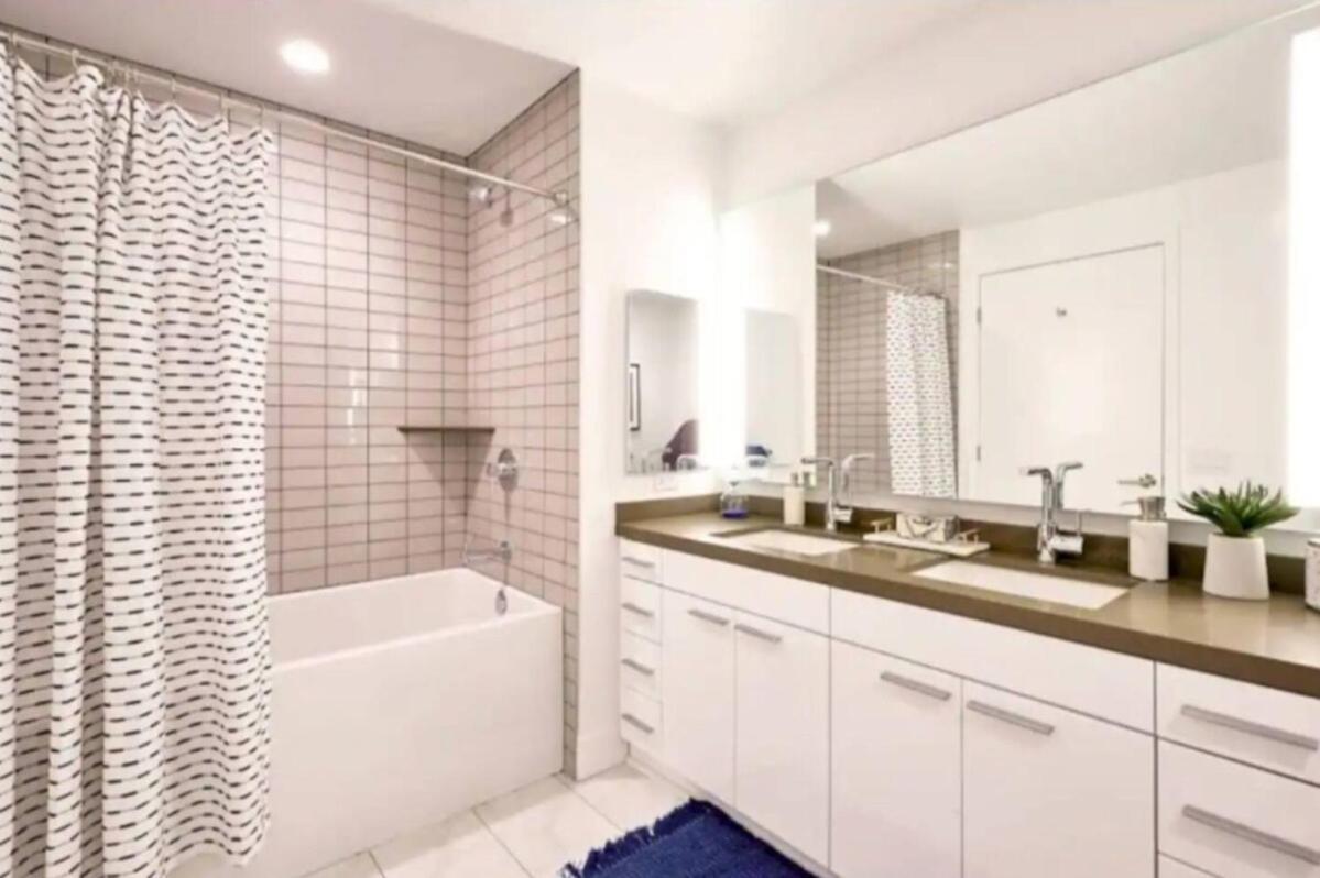 Snazzy 3 Bedroom High Rise With Pool, Hot Tub And Rooftop Deck *