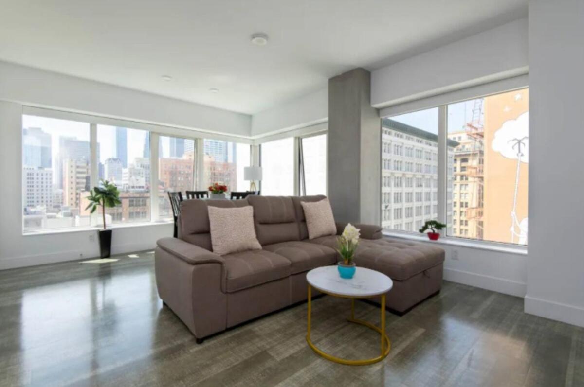 Snazzy 3 Bedroom High Rise With Pool, Hot Tub And Rooftop Deck Apartment Los Angeles