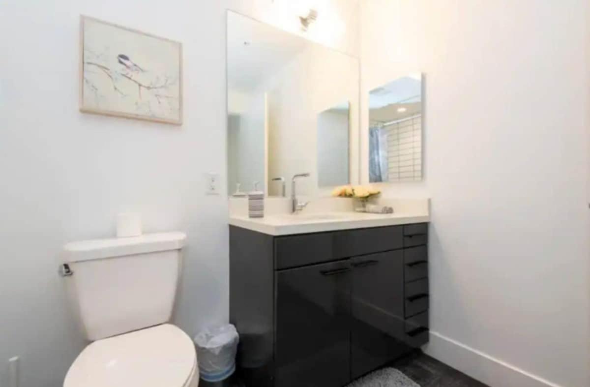 Snazzy 3 Bedroom High Rise With Pool, Hot Tub And Rooftop Deck Los Angeles