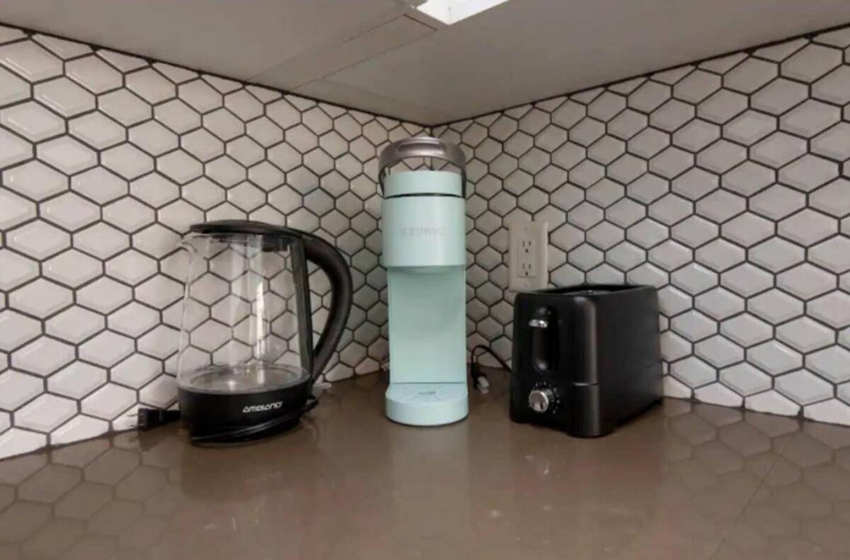 Snazzy 3 Bedroom High Rise With Pool, Hot Tub And Rooftop Deck Apartment