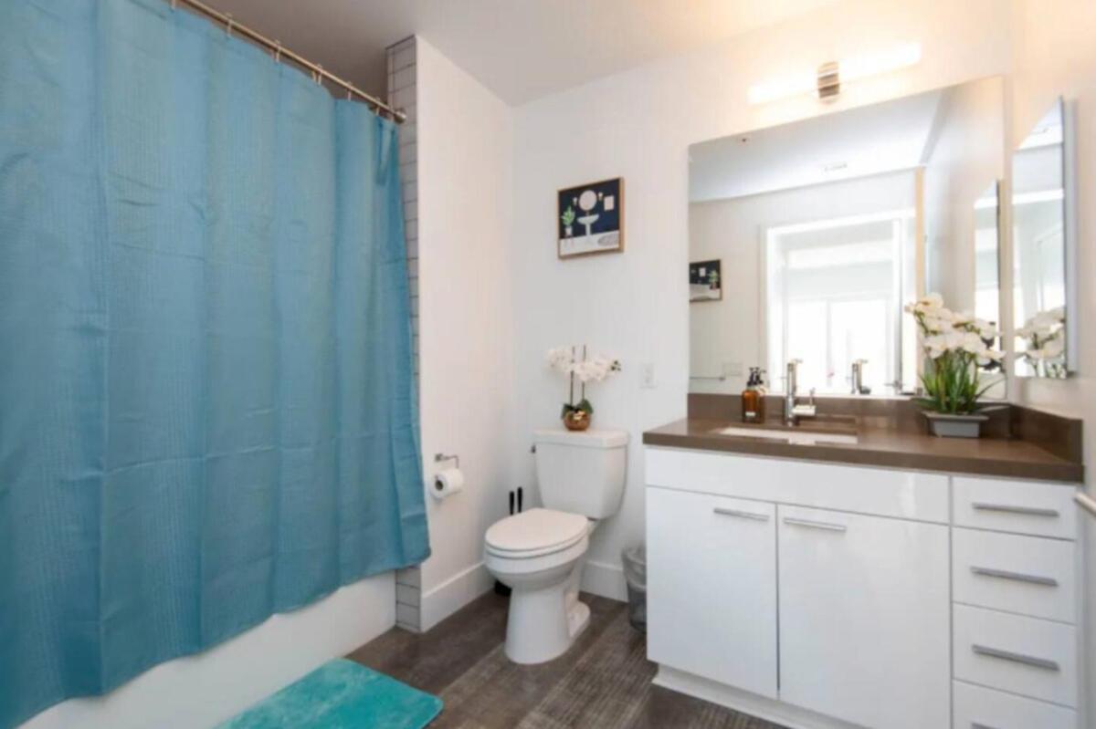 Snazzy 3 Bedroom High Rise With Pool, Hot Tub And Rooftop Deck Los Angeles
