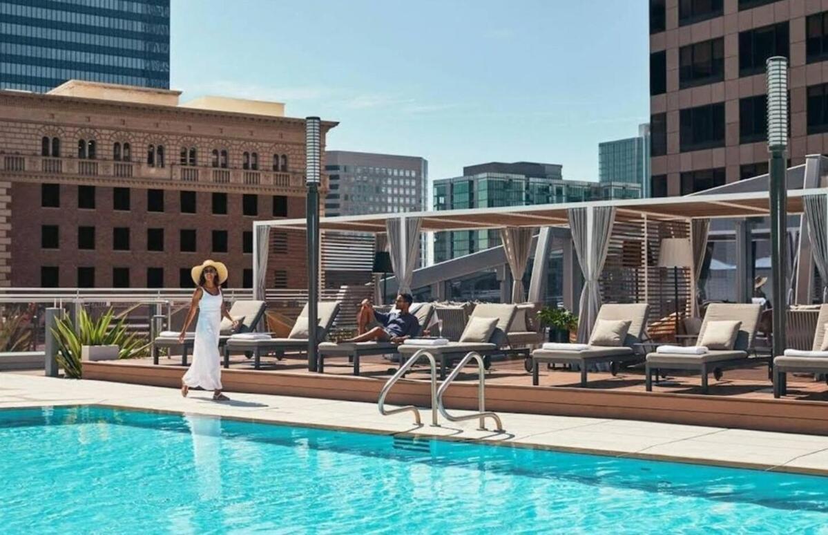 Snazzy 3 Bedroom High Rise With Pool, Hot Tub And Rooftop Deck * Los Angeles