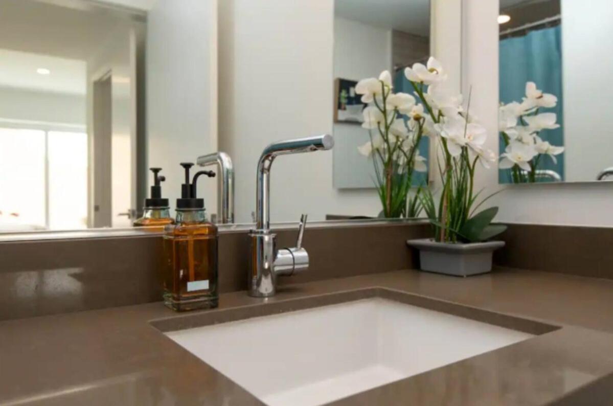 Snazzy 3 Bedroom High Rise With Pool, Hot Tub And Rooftop Deck Apartment *