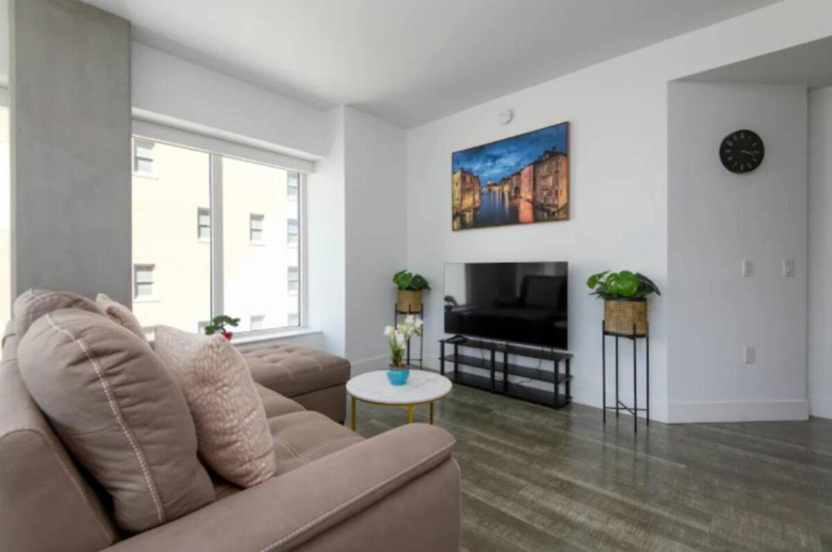Apartment Snazzy 3 Bedroom High Rise With Pool, Hot Tub And Rooftop Deck *