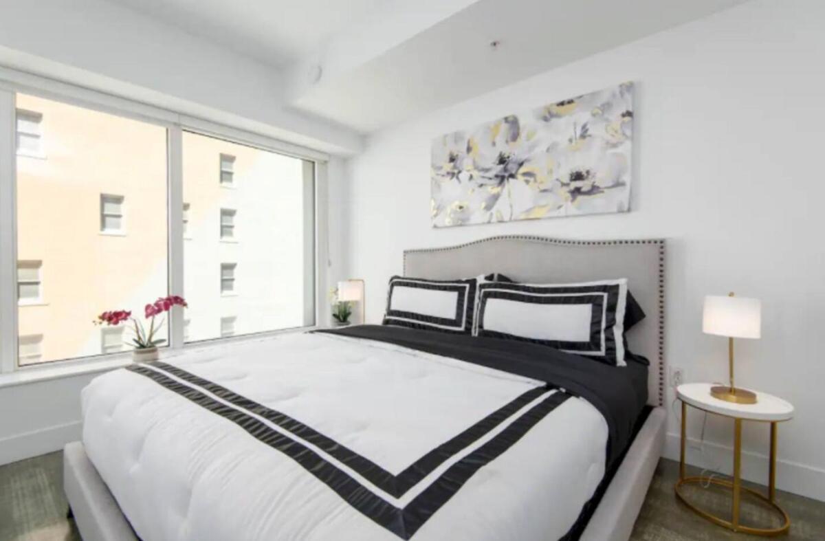 Snazzy 3 Bedroom High Rise With Pool, Hot Tub And Rooftop Deck *