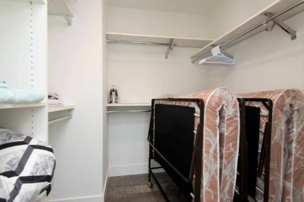 Snazzy 3 Bedroom High Rise With Pool, Hot Tub And Rooftop Deck Apartment *