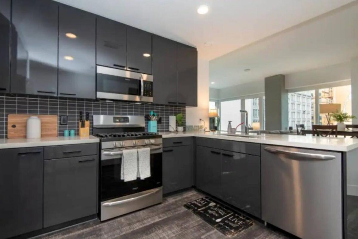 Snazzy 3 Bedroom High Rise With Pool, Hot Tub And Rooftop Deck *